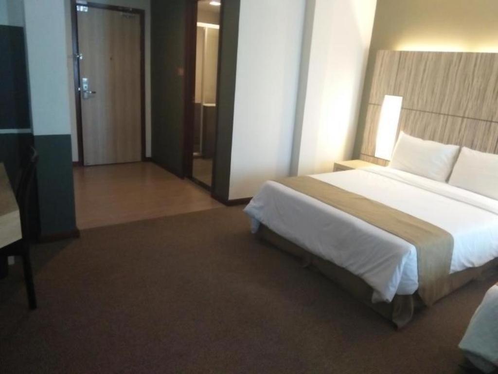 Grand Medallion Hotel Кучинг Экстерьер фото