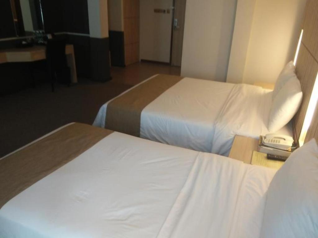Grand Medallion Hotel Кучинг Экстерьер фото