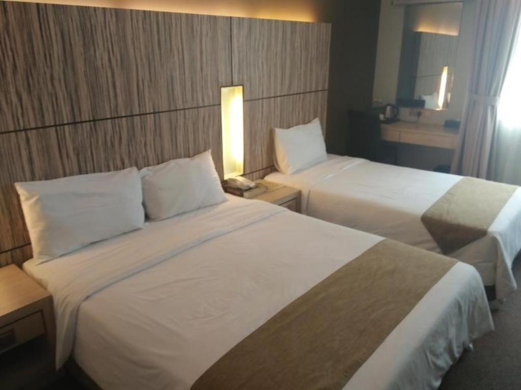 Grand Medallion Hotel Кучинг Экстерьер фото
