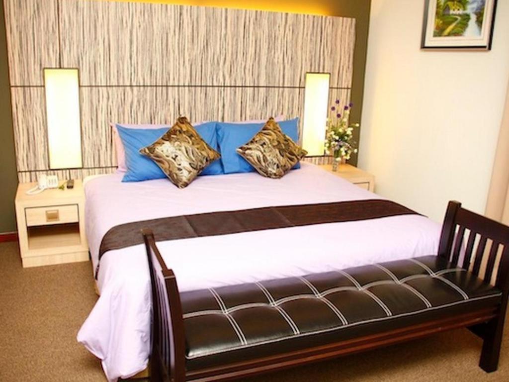 Grand Medallion Hotel Кучинг Экстерьер фото