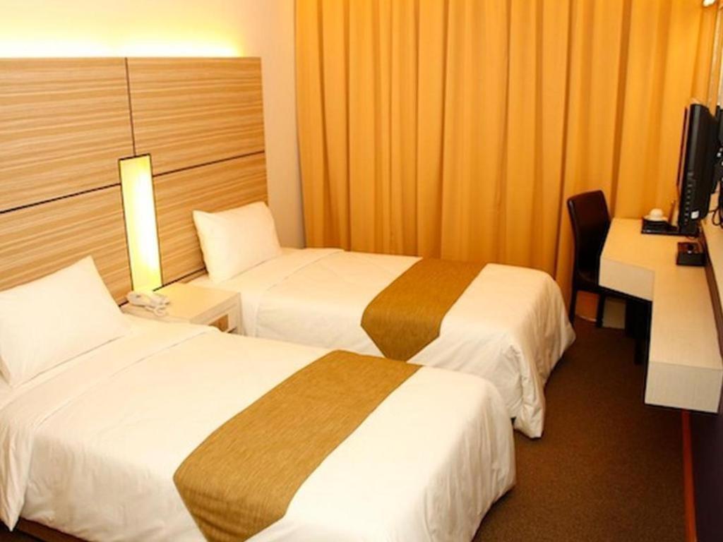 Grand Medallion Hotel Кучинг Экстерьер фото