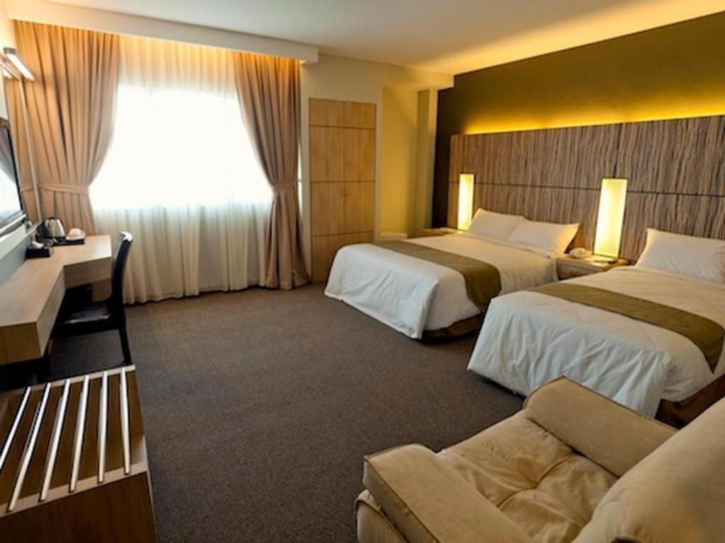 Grand Medallion Hotel Кучинг Экстерьер фото