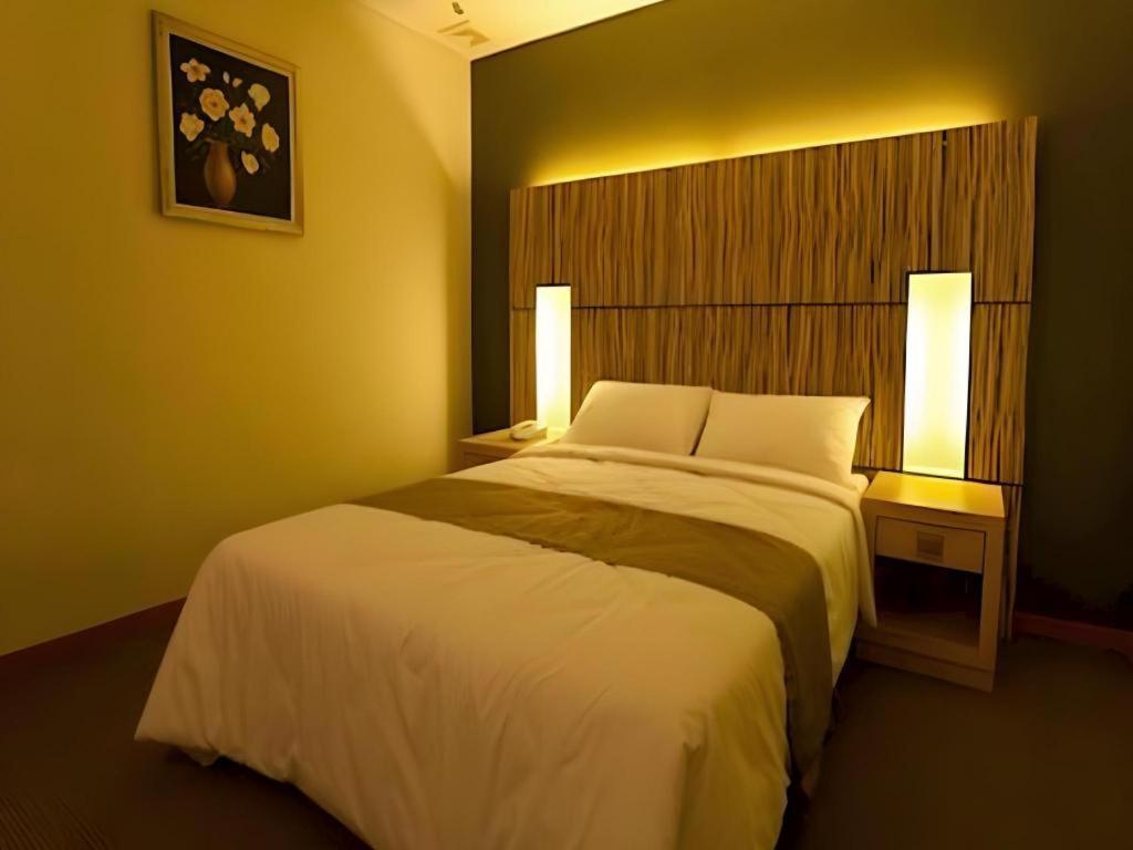 Grand Medallion Hotel Кучинг Экстерьер фото