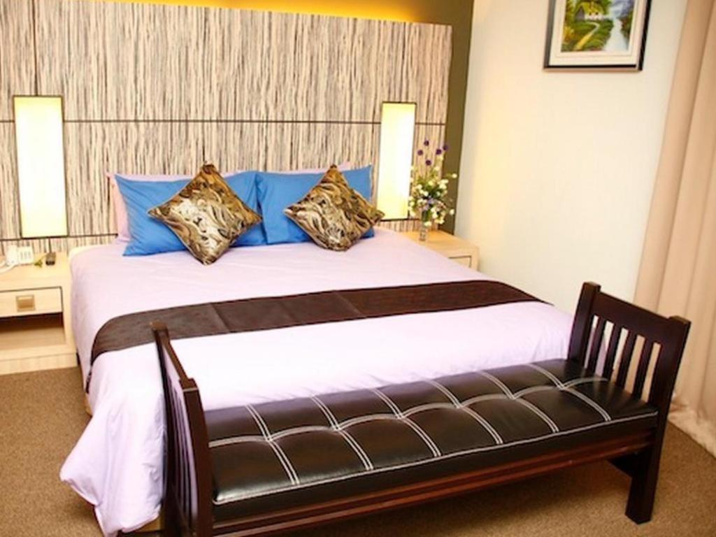 Grand Medallion Hotel Кучинг Экстерьер фото