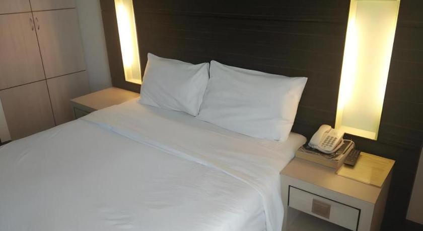 Grand Medallion Hotel Кучинг Экстерьер фото