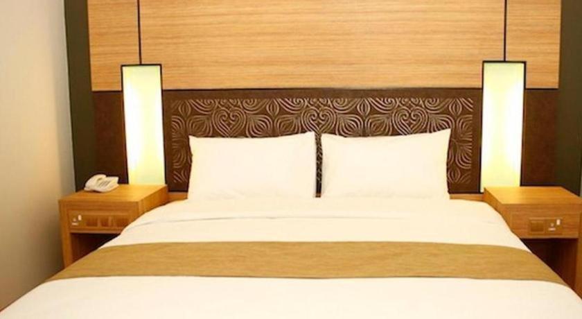 Grand Medallion Hotel Кучинг Экстерьер фото