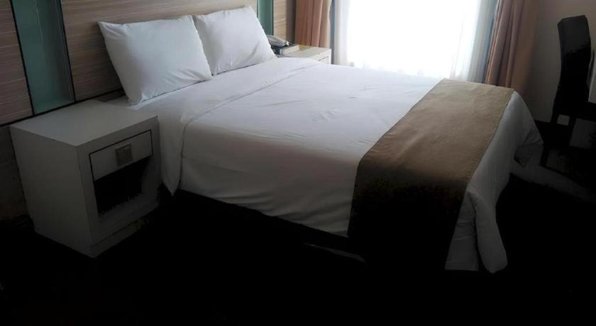 Grand Medallion Hotel Кучинг Экстерьер фото