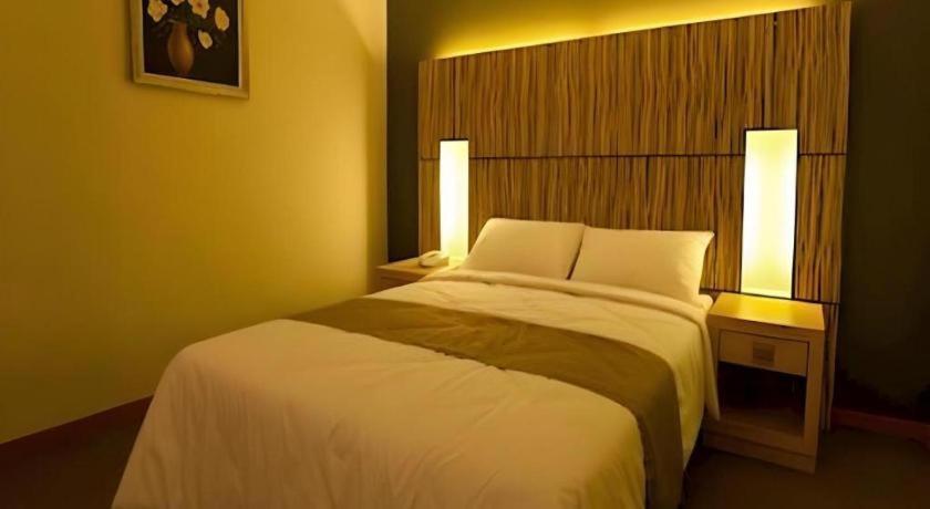 Grand Medallion Hotel Кучинг Экстерьер фото