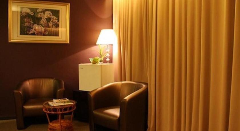 Grand Medallion Hotel Кучинг Экстерьер фото