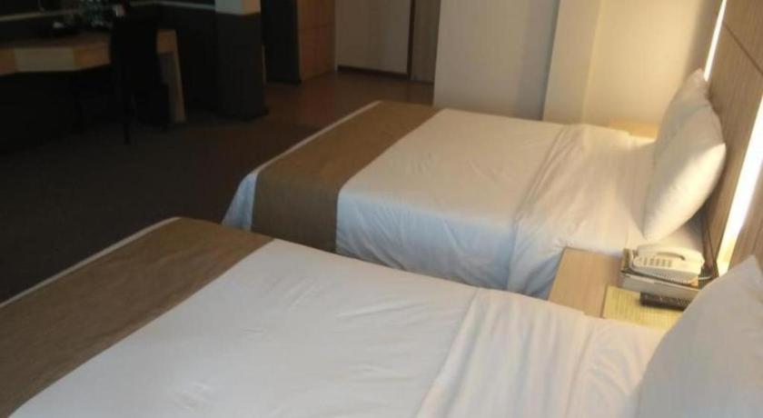 Grand Medallion Hotel Кучинг Экстерьер фото