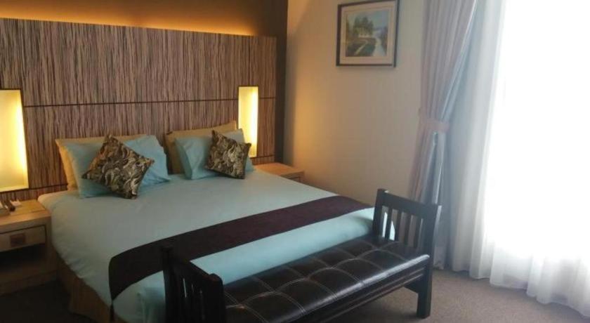 Grand Medallion Hotel Кучинг Экстерьер фото