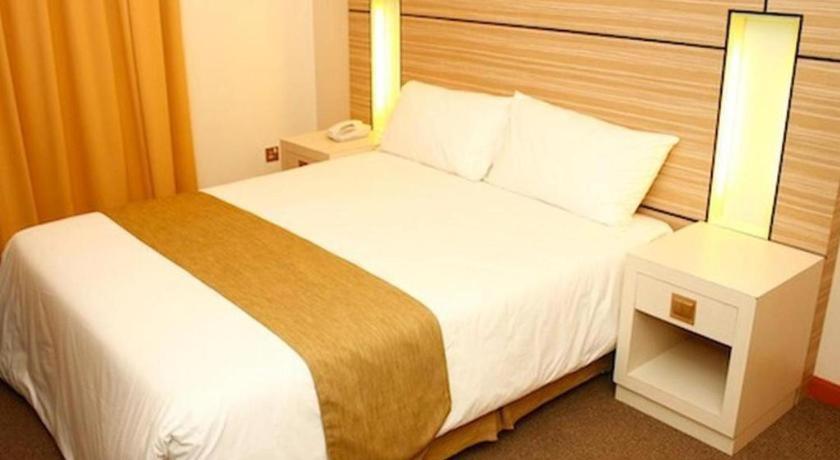 Grand Medallion Hotel Кучинг Экстерьер фото