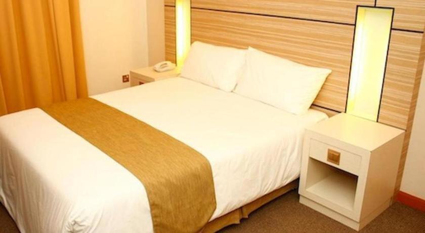 Grand Medallion Hotel Кучинг Экстерьер фото