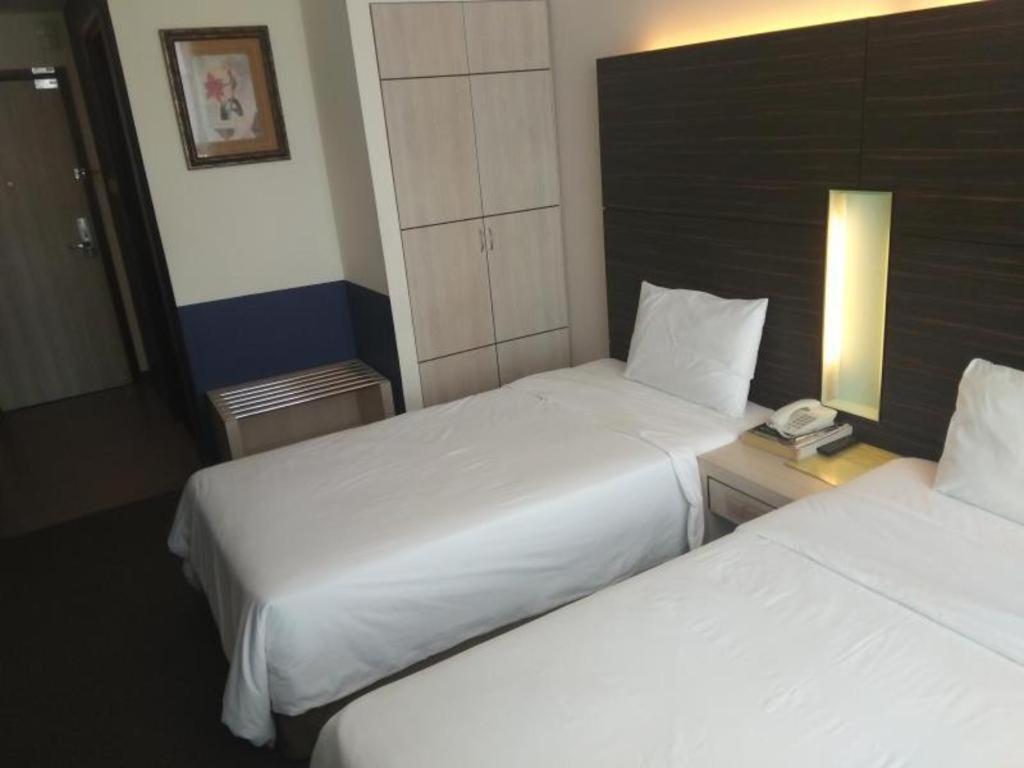 Grand Medallion Hotel Кучинг Экстерьер фото