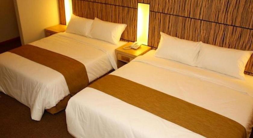Grand Medallion Hotel Кучинг Экстерьер фото