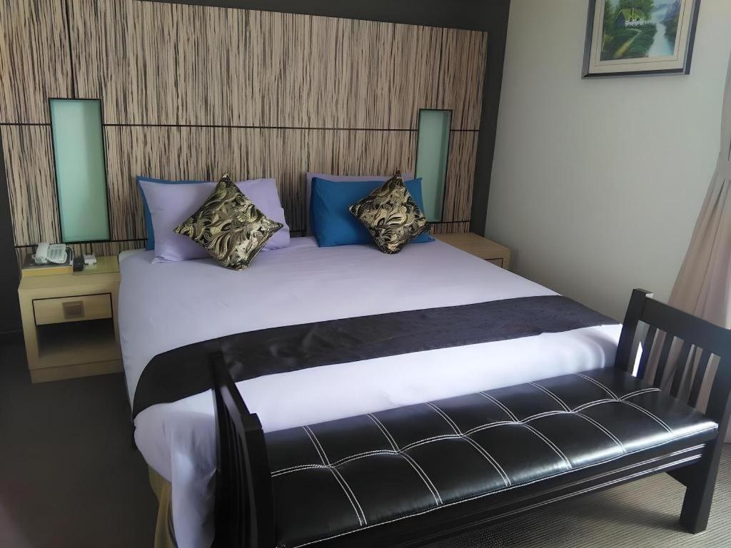 Grand Medallion Hotel Кучинг Экстерьер фото