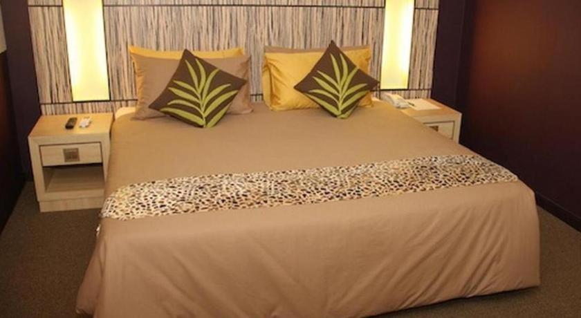 Grand Medallion Hotel Кучинг Экстерьер фото
