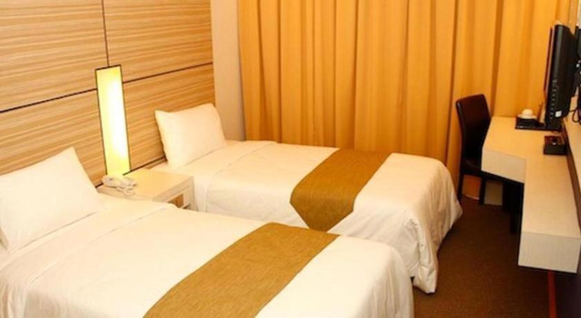 Grand Medallion Hotel Кучинг Экстерьер фото