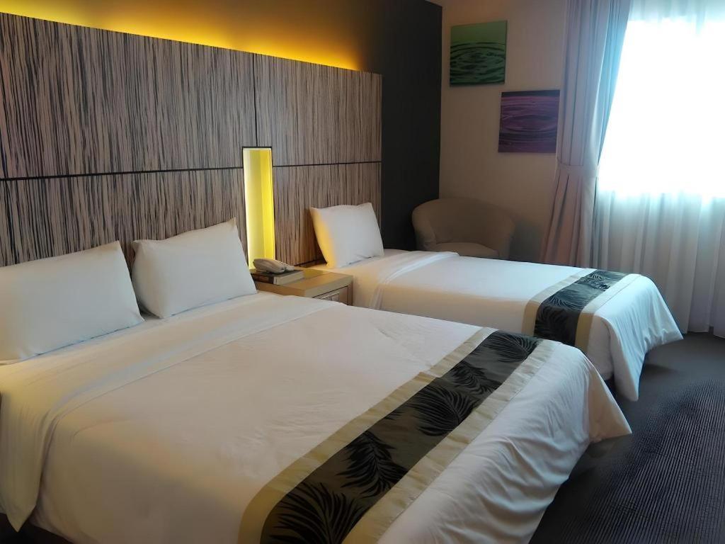 Grand Medallion Hotel Кучинг Экстерьер фото