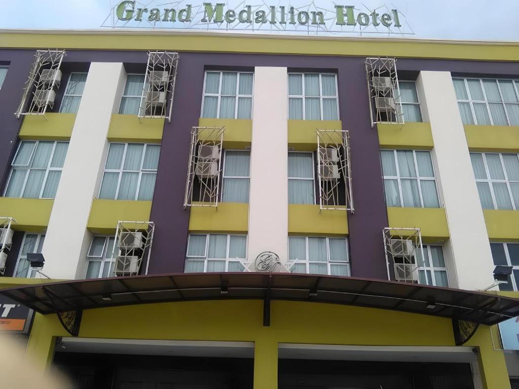 Grand Medallion Hotel Кучинг Экстерьер фото