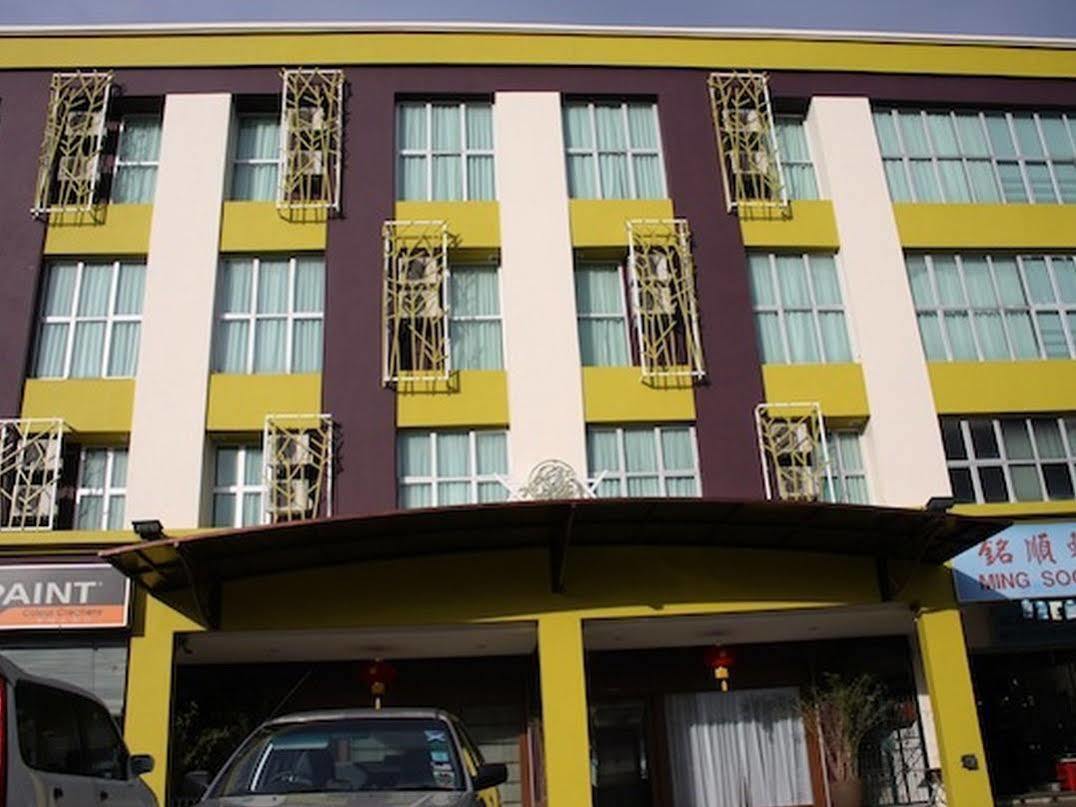 Grand Medallion Hotel Кучинг Экстерьер фото